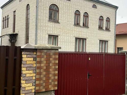 будинок за адресою Центральна, 5