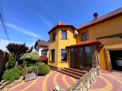будинок за адресою Героїв Крут вул., 2