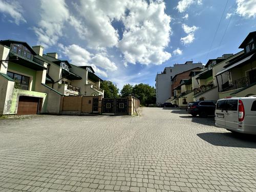 будинок за адресою Василя Сухомлинського вул.