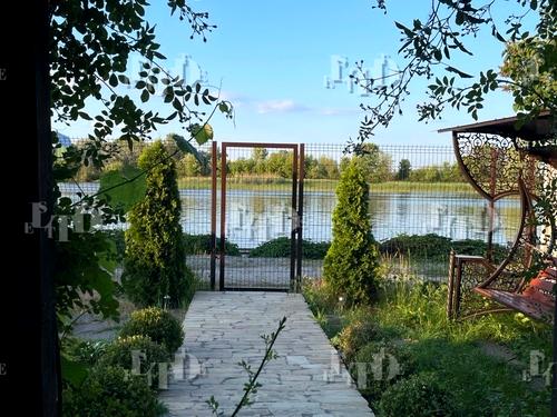 будинок за адресою Вишнева вул.