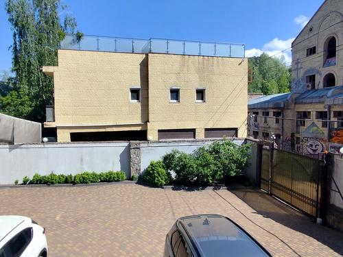 комерційна за адресою Нижньоюрківська вул., 37