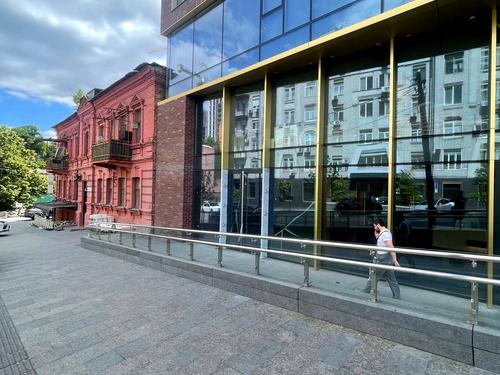 комерційна за адресою Виконкомівська вул., 15-А