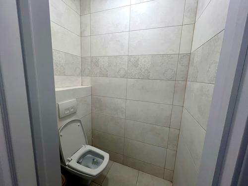 комерційна за адресою Залізнична вул., 42